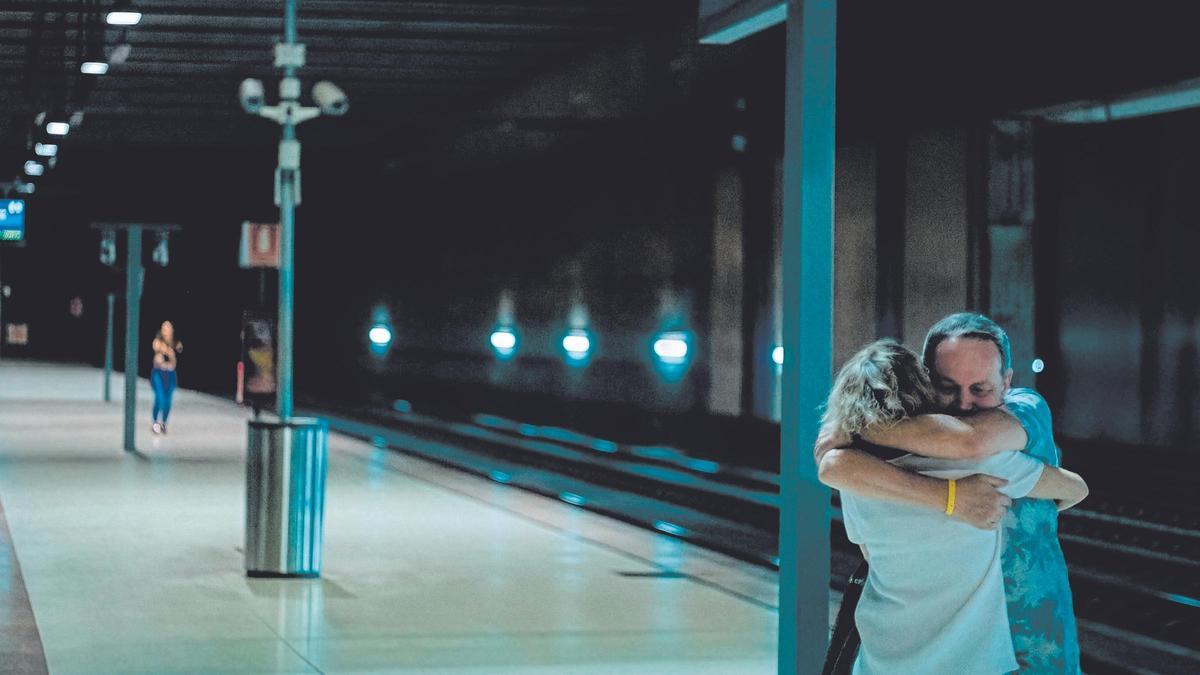 LA FOTO CONTADA | Ese abrazo: Un hombre y una mujer se abrazan en una estación de metro.