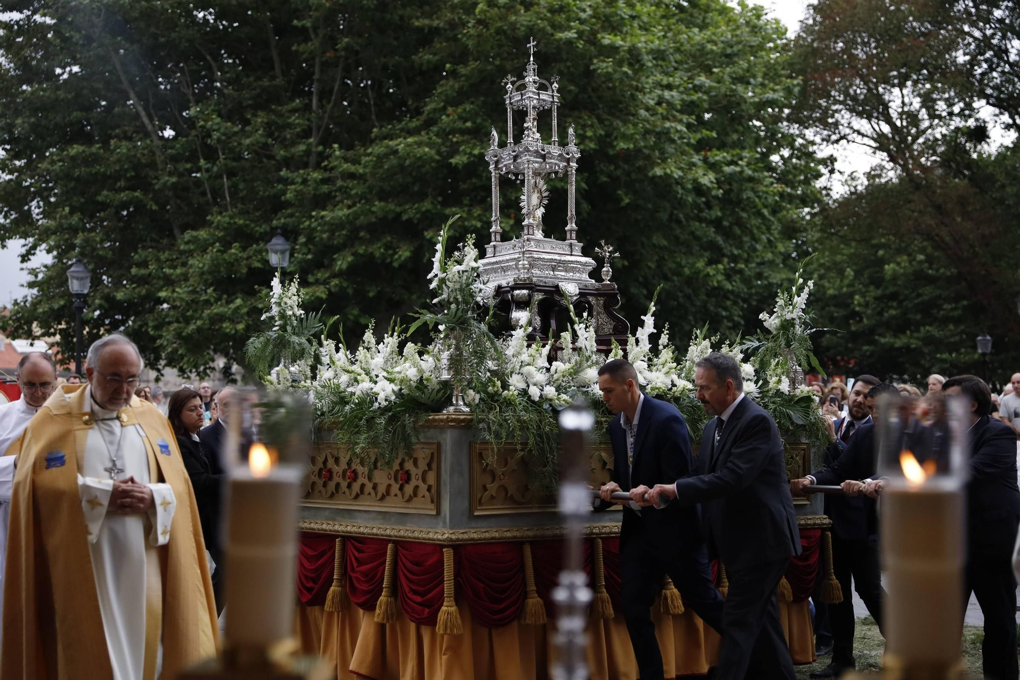 Pétalos, incienso, niños... así fue la procesión del Corpus Christi en Gijón (en imágenes)