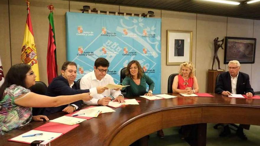 Firma del programa Leader entre grupos de acción local de Zamora y Milagros Marcos en el mes de julio pasado.