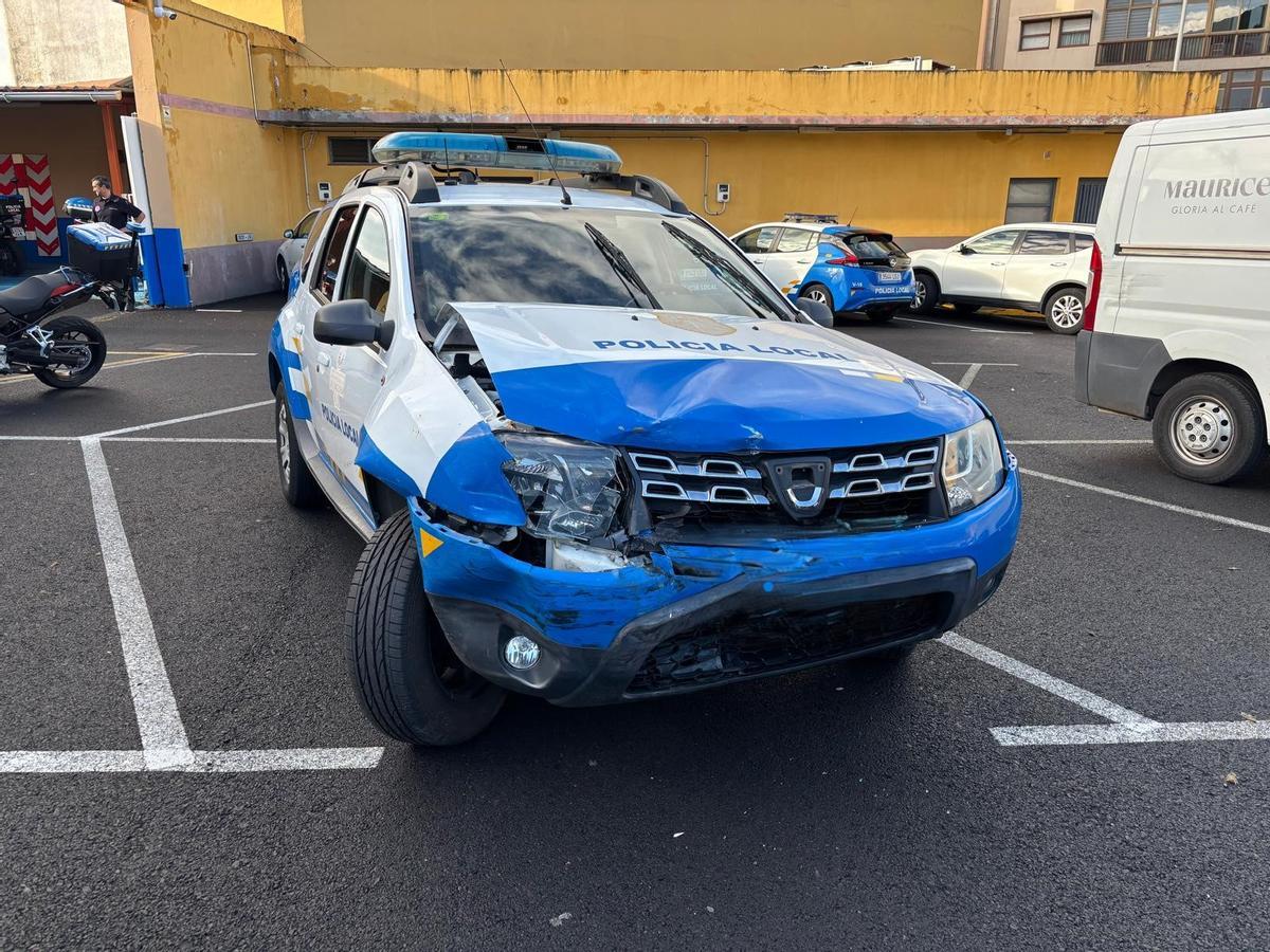 Coche policial con serios daños