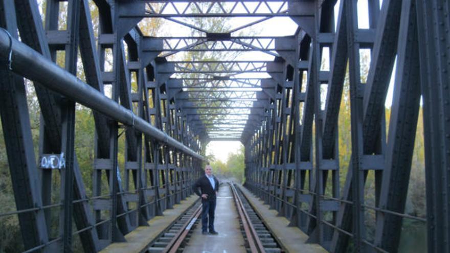 Gonzalo Huerga, presidente de «Natur vía senda verde del oeste» en el puente ferroviario de Villanueva de Azoague.