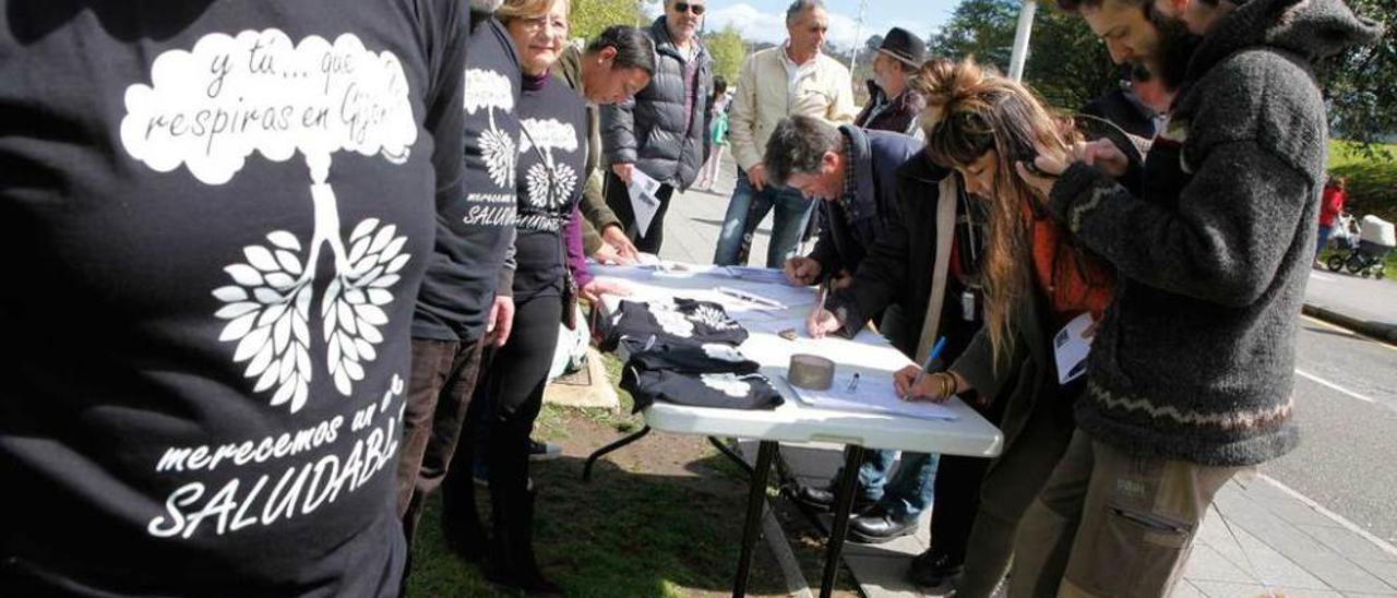 Vecinos en una protesta por la contaminación.