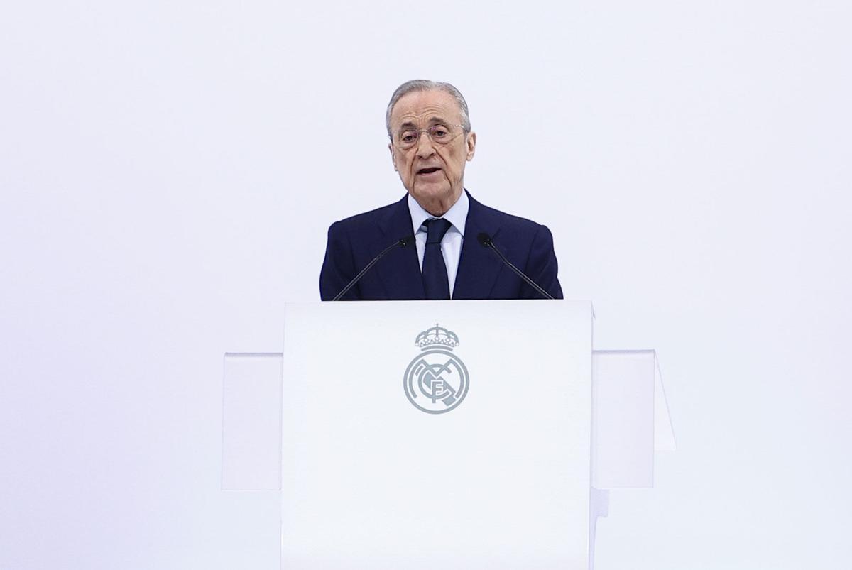 El presidente del Real Madrid, Florentino Pérez, da un discurso durante la ceremonia de entrega de insignias, otorgadas a modo de reconocimiento, a los socios que han permanecido en el club de manera ininterrumpida durante 50 años, con insignias de oro, y 60 años, con insignias de oro y brillantes