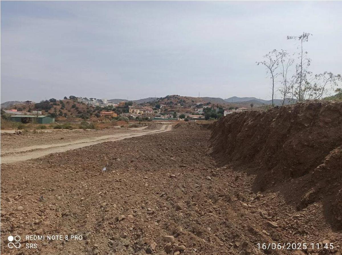 Los terrenos, en junio de hace un año, con la barriada de la Junta de los Caminos al fondo, en el Puerto de la Torre.