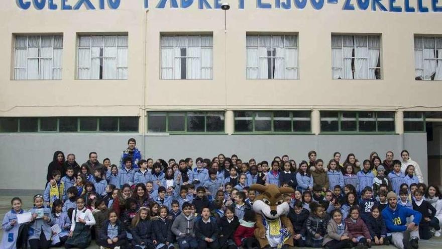 Los jugadores del COB Dimitry Flis y Christian Díaz estuvieron en el colegio Padre Feijóo. // FdV