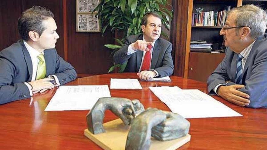 Abel Caballero con los responsables de Asime, Henrique Mallón (izqda.) y Javier Marínez (drcha).  // M.G.B.