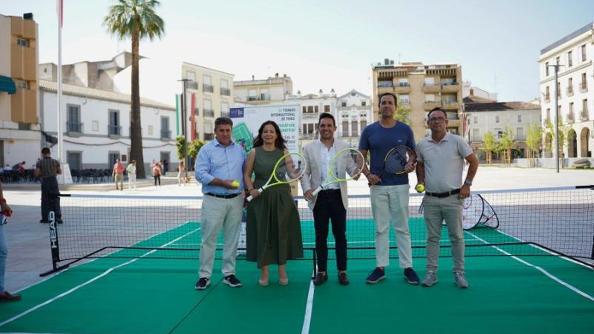 Presentación del certamen en la plaza de España de Don Benito.