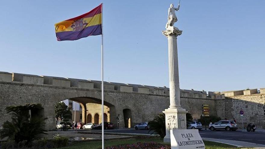 La justicia obliga al Ayuntamiento de Cádiz a retirar la bandera republicana