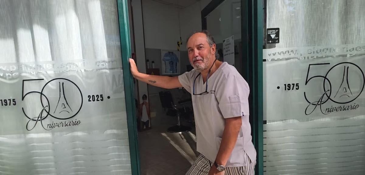 Gonzalo Gil, a las puertas de su negocio.