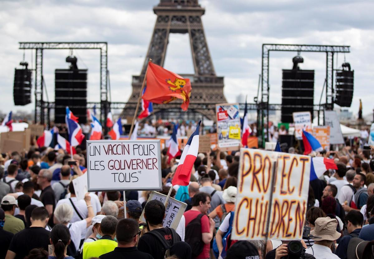 Los seguidores de Macron celebran la victoria en las elecciones de Francia