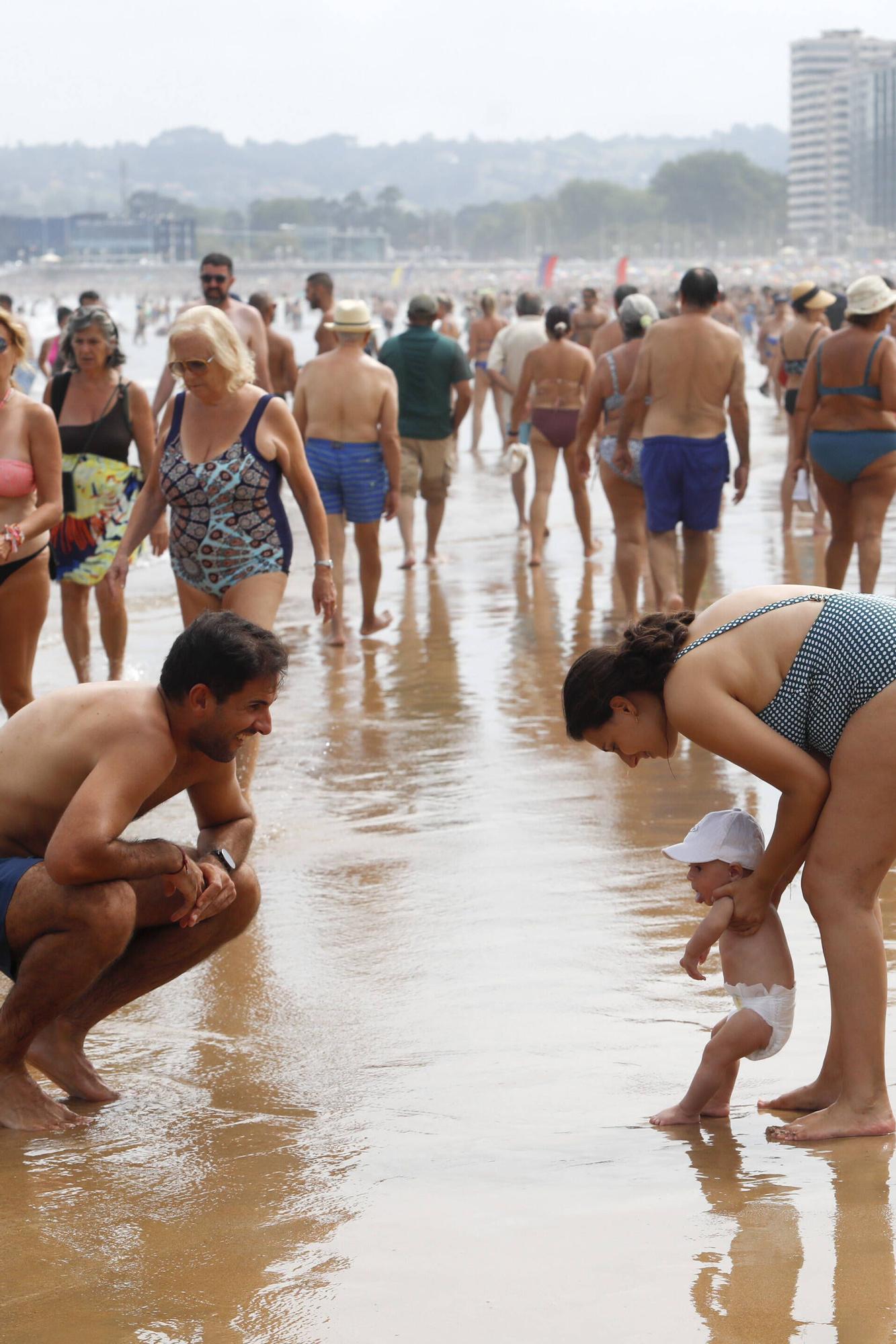 Gijón combate la ola de calor con chapuzones en el mar (en imágenes)