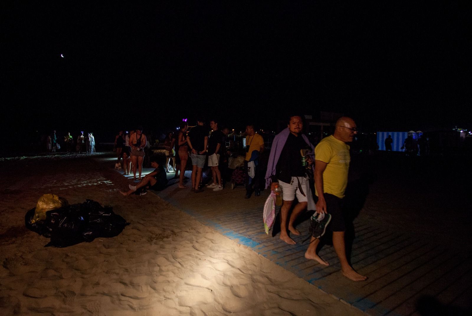 Desalojo y limpieza de las playas tras la noche de San Juan