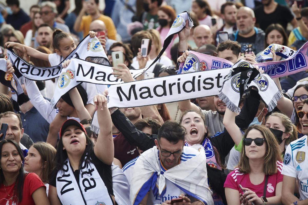 MADRID, 30/04/2022.- Aficionados del Real Madrid en la plaza de Cibeles de Madrid, esperan la llegada de los jugadores para celebrar el título de Liga conseguido por el equipo tras vencer al RCD Espanyol por 4-0, en el partido de Liga disputado este sábado en el estadio Santiago Bernabéu, en Madrid. EFE/Luca Piergiovanni