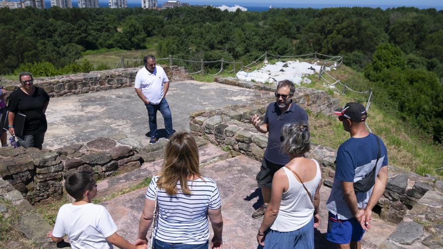 EN IMÁGENES: Así son las visitas guiadas al yacimiento arqueológico del castillo de Gauzón