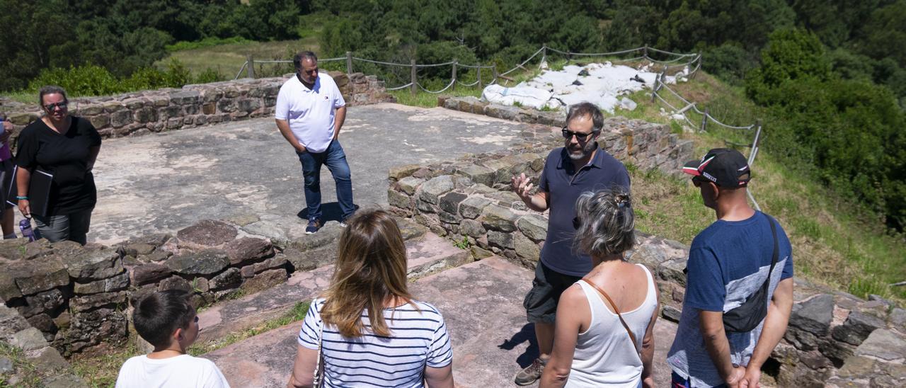 EN IMÁGENES: Así son las visitas guiadas al yacimiento arqueológico del castillo de Gauzón