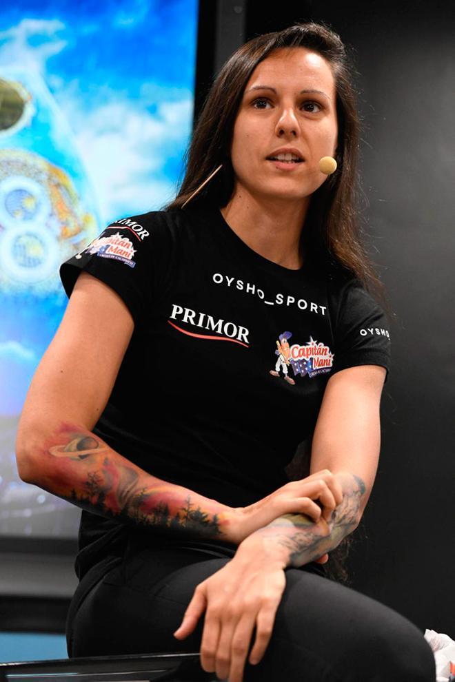La boxeadora Joana Pastrana con un polo con sus patrocinadores