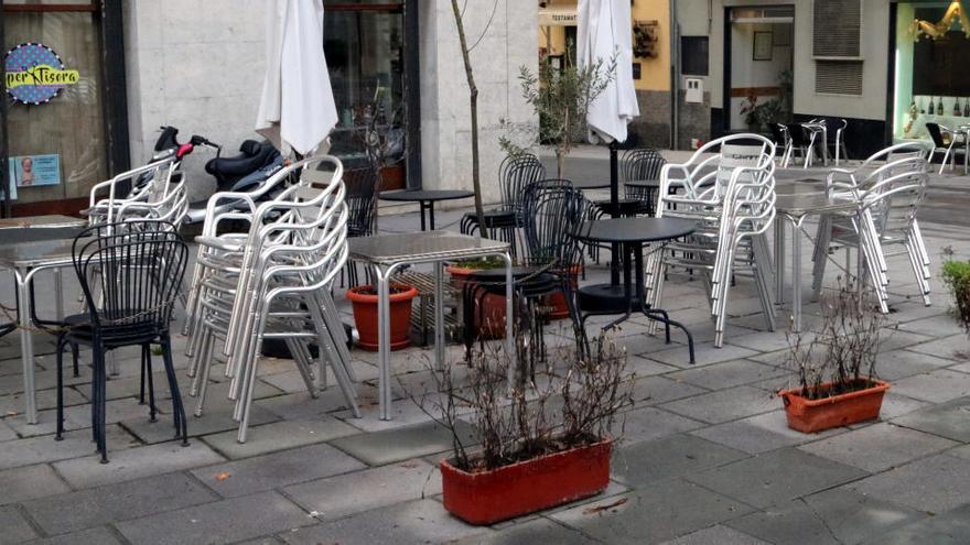 Una terrassa d&#039;un bar de Ripoll, tancada