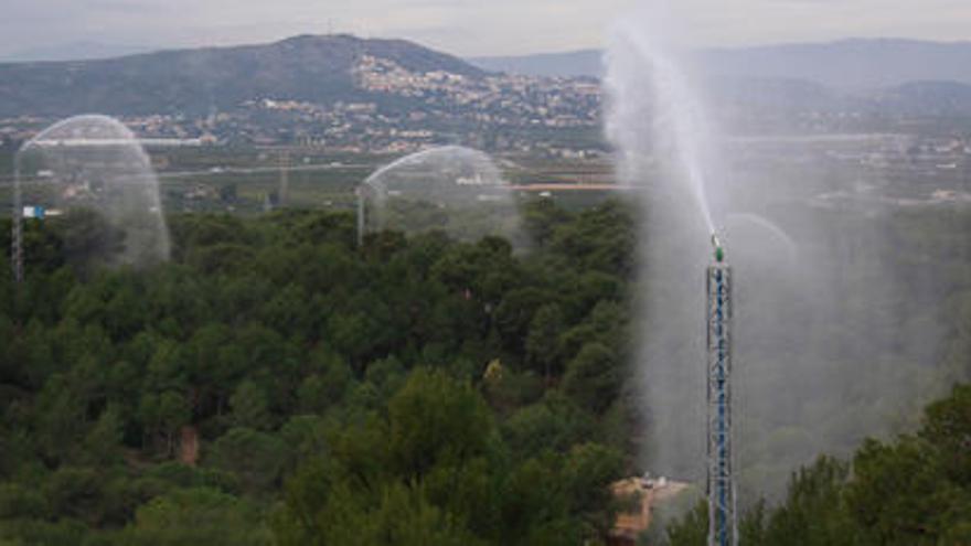 Sistema de cañones de agua funcionando en el Vedat de Torrent.