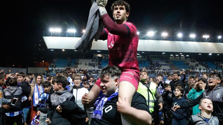 Álvaro Fernández, llevado a hombros por los aficionados tras el final de la prórroga ayer en el Suárez Puerta. | MARA VILLAMUZA