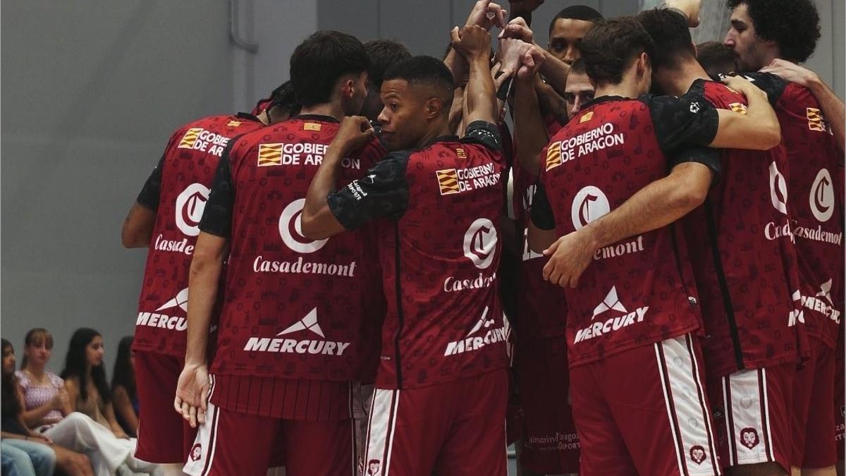 Los jugadores del Casademont Zaragoza, antes de empezar un partido.