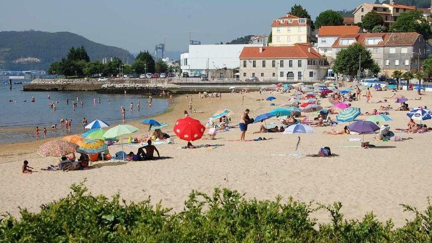 Los bañistas disfrutan de la playa de Arealonga, en Chapela. // FdV