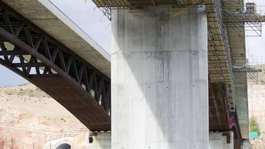 El fallo en el viaducto obliga de nuevo  a Fomento a cortar la A-3 en Contreras