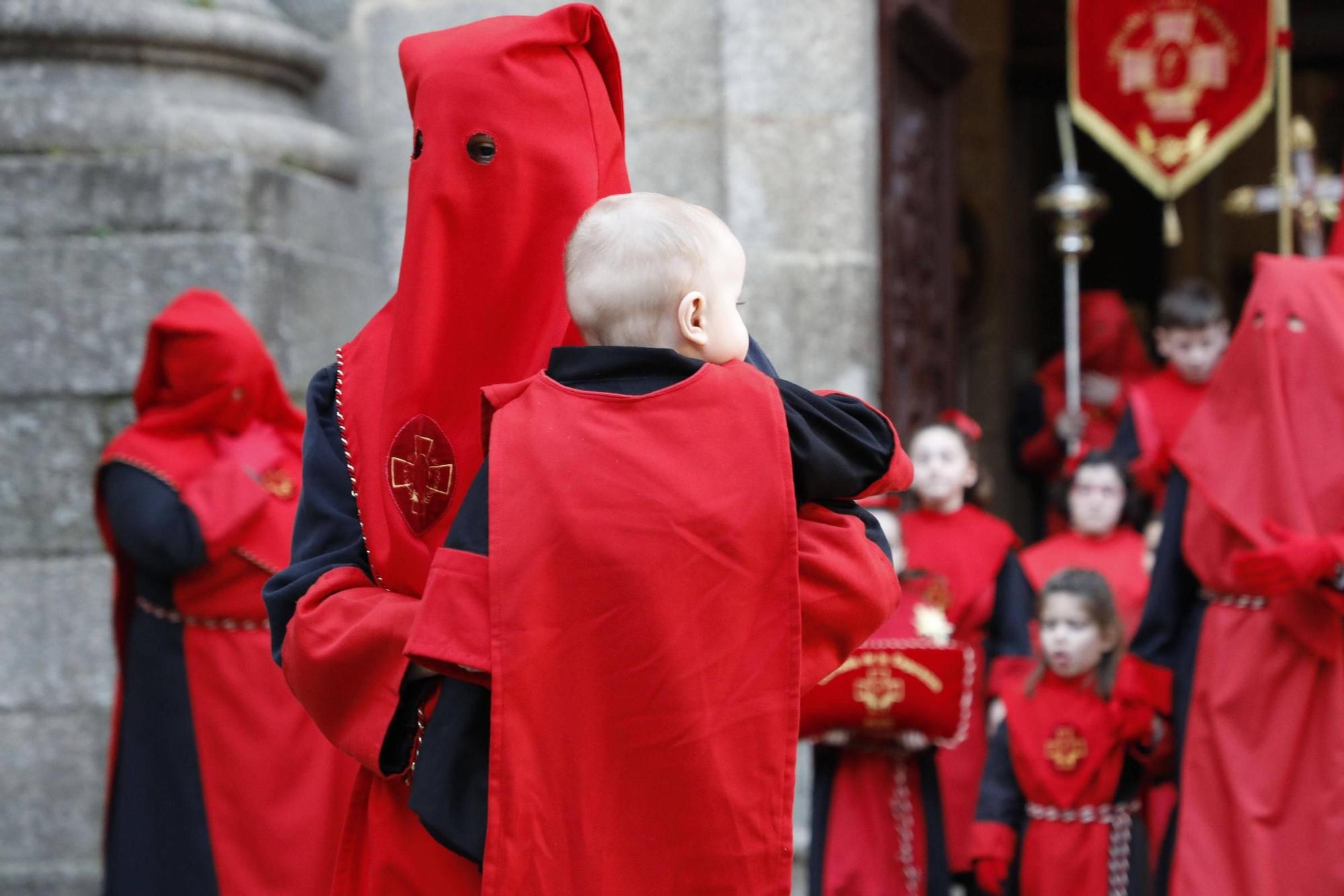 La Procesión de la Esperanza recorre las calles de la zona vieja de Santiago la tarde de Domingo de Ramos.