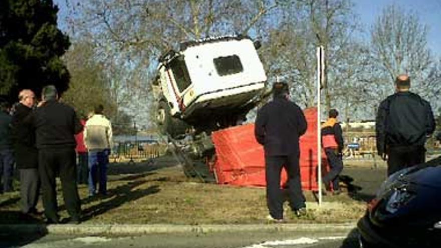 El asfalto se &#039;traga&#039; un camión cerca del puente de la Universidad de Badajoz