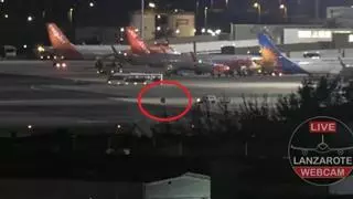 Una rueda suelta y sin control cruza la plataforma de aviones de un aeropuerto de Canarias