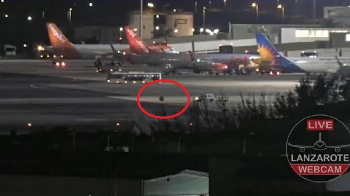 Una rueda sin control, en el estacionamiento de aviones del Aeropuerto César Manrique-Lanzarote