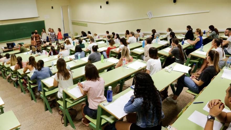 Un grupo de opositores amenaza con demandar a la Consejería de Educación