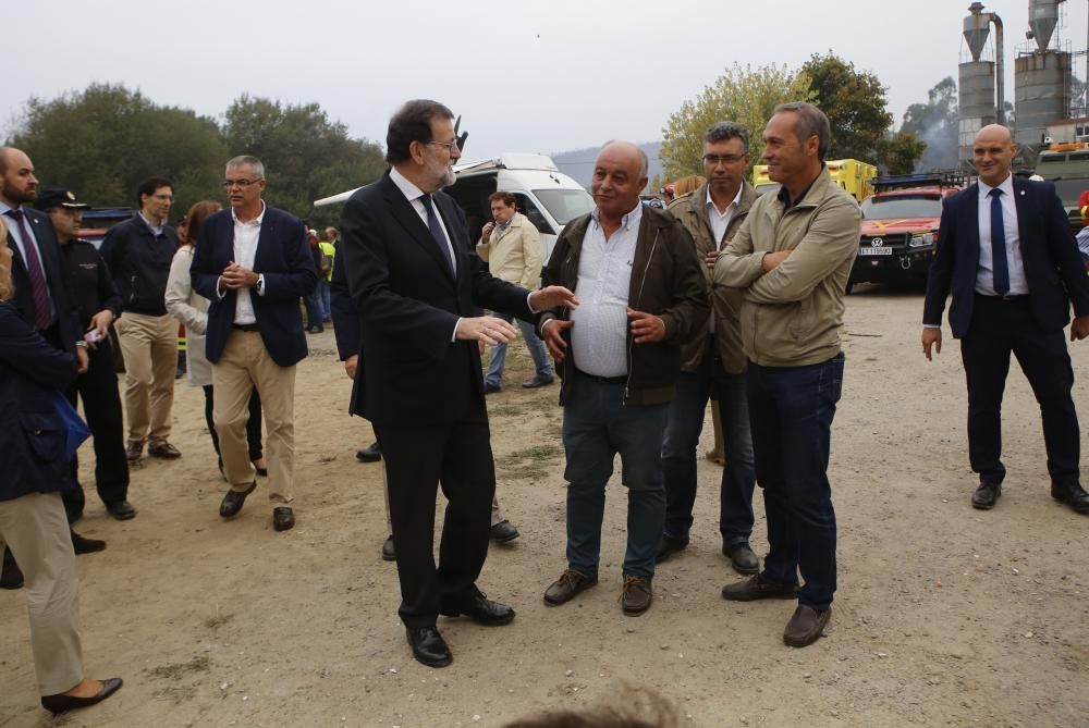El presidente del gobierno Mariano Rajoy en Amoedo en la zona cero de los incendios.