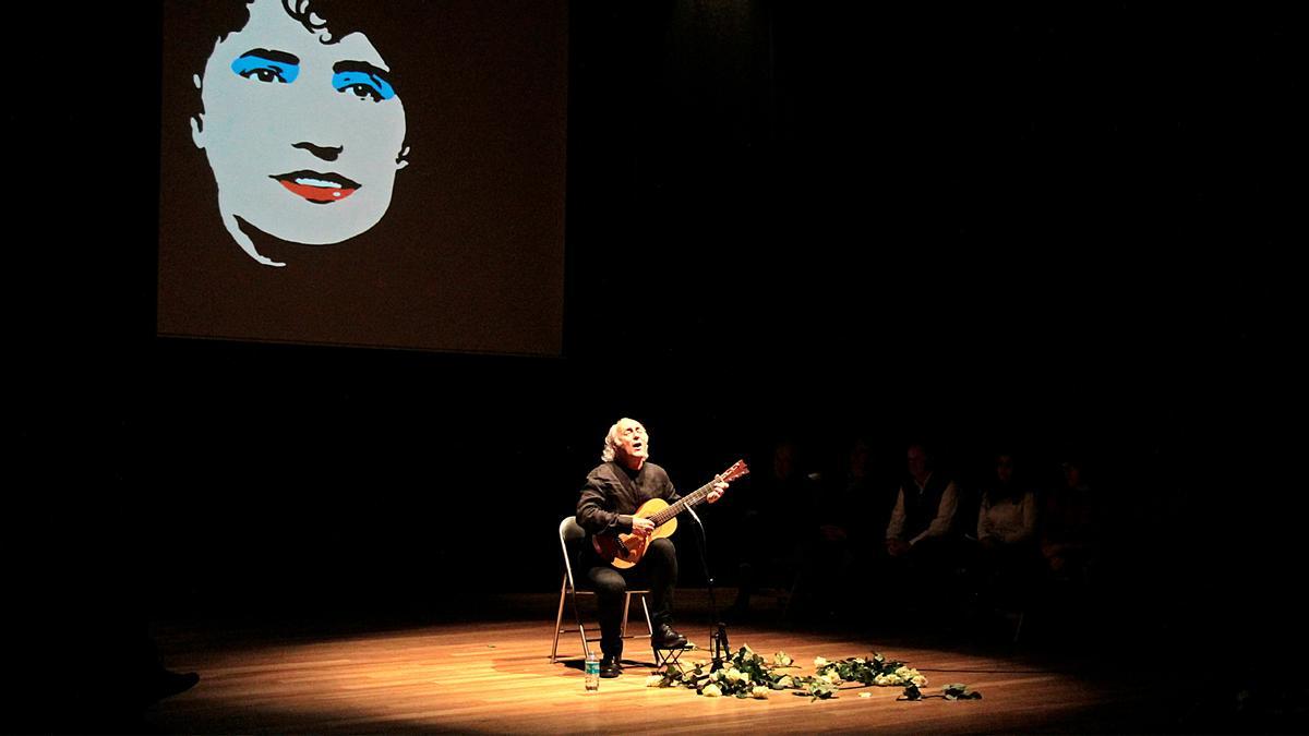 El cantautor recitando a Rosalía de Castro, durante una actuación.
