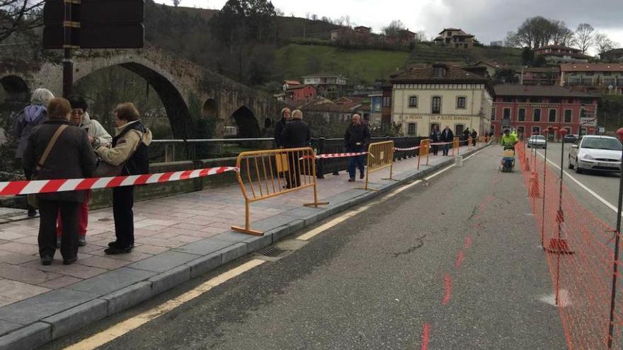 Los trabajos de ampliación de la acera junto al &quot;puente romano&quot; de Cangas de Onís, ayer.