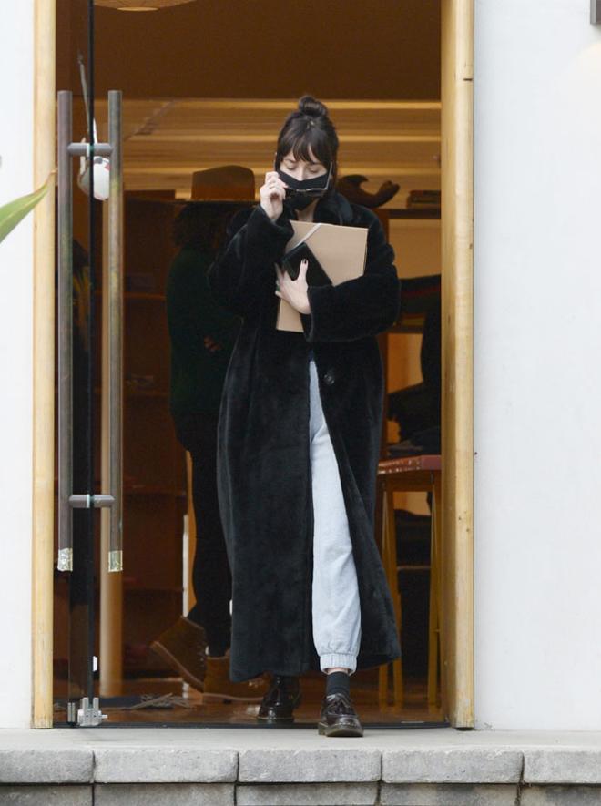 Dakota Johnson con abrigo largo de pelo