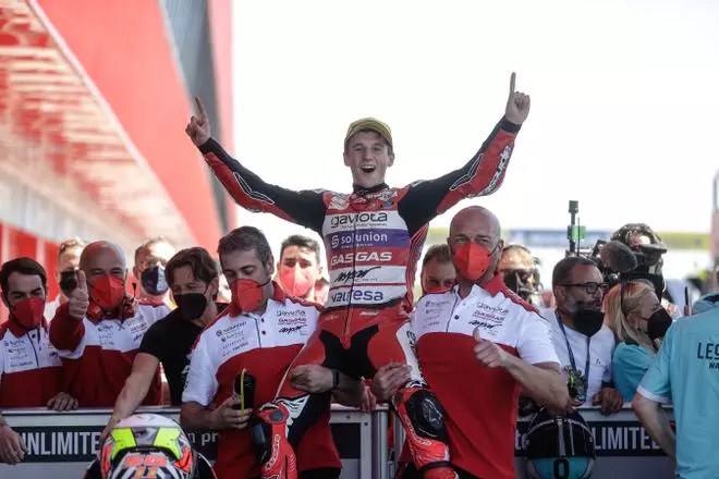 Sergio García Dols celebra el triunfo y el liderato de Moto3 en Argentina