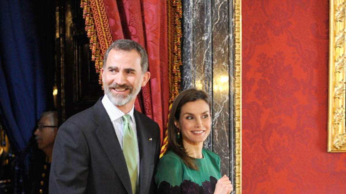 Letizia Ortiz con vestido estampado verde de Carolina Herrera