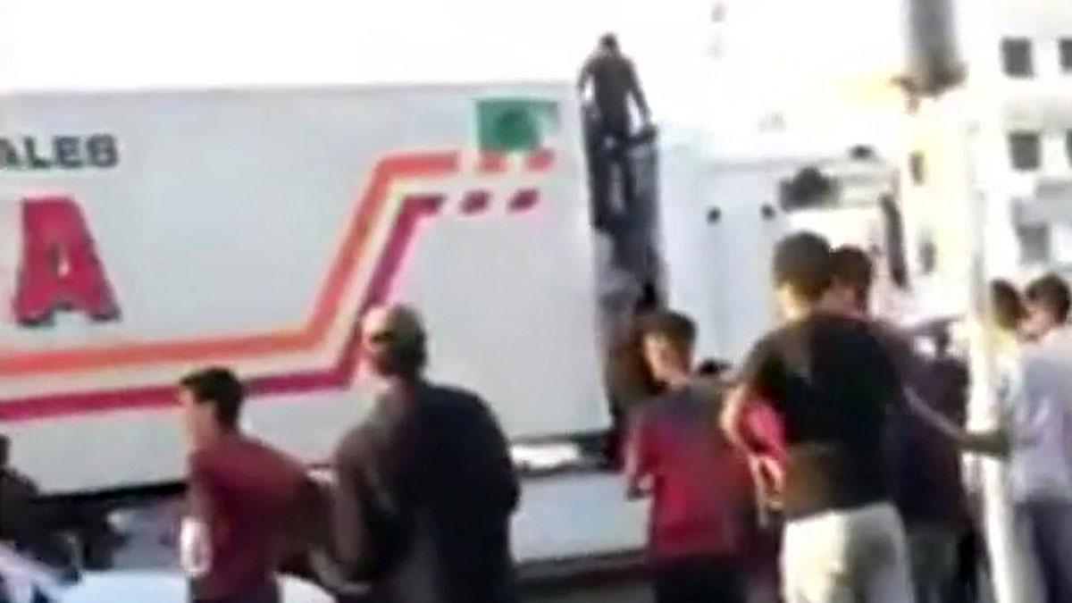 Menas tratan de abordar un camión en Nador, Marruecos.