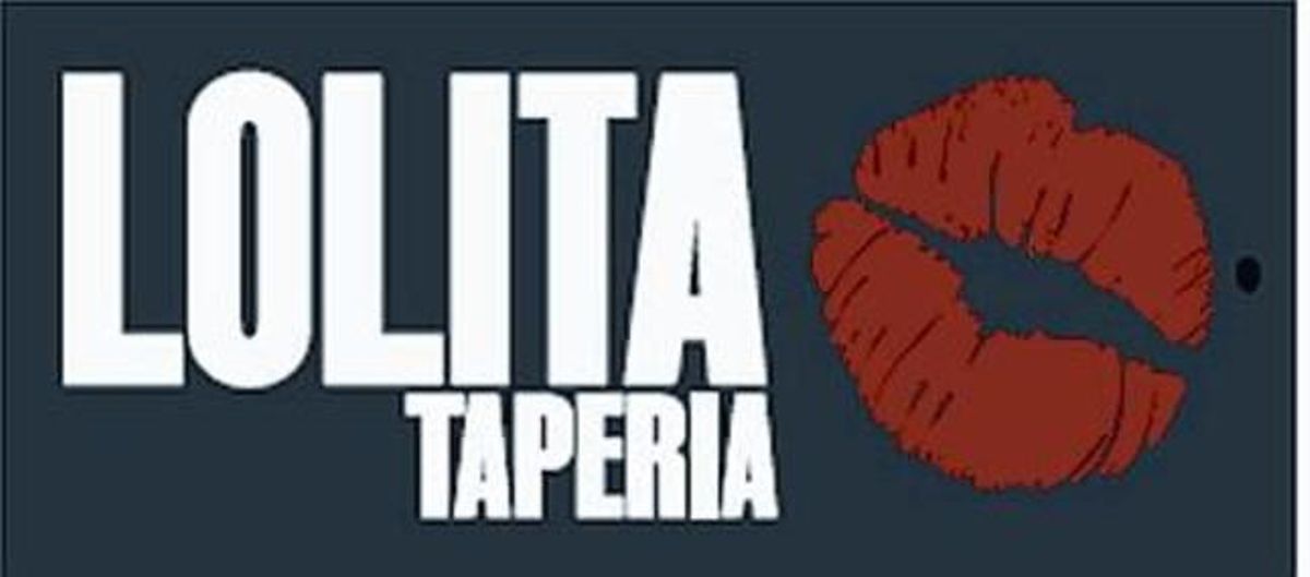 Joan Martínez, agafat dels cambrers Neus i Silvio, ahir a Inopia. A sota, el logo de Lolita. Joan Martínez, agafat dels cambrers Neus i Silvio, ahir a Inopia. A sota, el logo de Lolita.
