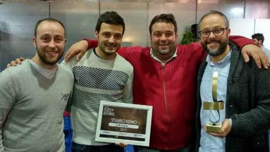 Javier Noriega, Alfredo Otero, Guillermo Sordo y Jorge Noriega posan con el premio.