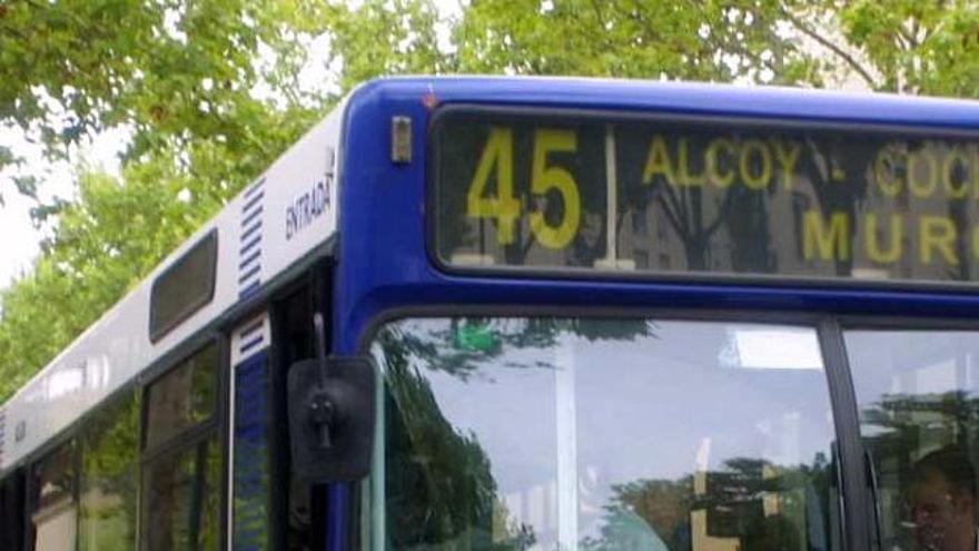 El autobús comarcal a su paso por el interior del casco urbano de Alcoy