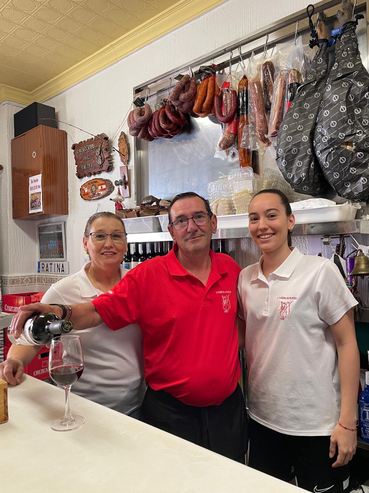 Juan, Carmen y Sara, en su bar.