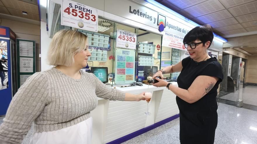 Vídeo: Noelia Díaz, la lotera del Corte Inglés de Castelló, reparte un quinto premio de la Lotería de Navidad