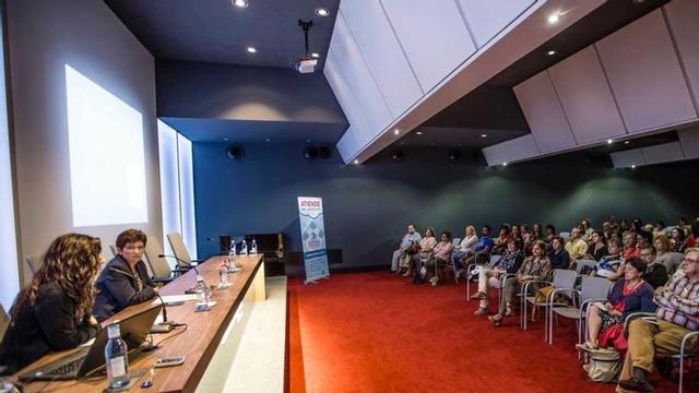 Emilia Barrio y Ana Rodrigo durante la charla de ayer.