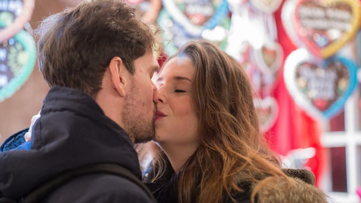 Los besos humanos serían una herencia de antiguos rituales de acicalamiento de los grandes simios.