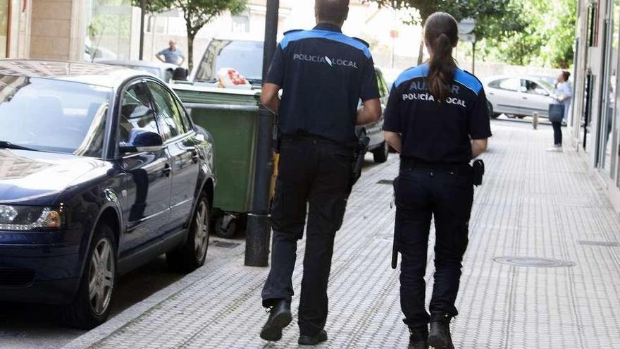 Imagen de archivo de un agente y de una auxiliar de la Policía Local de A Estrada. // Bernabé / C.M.V.