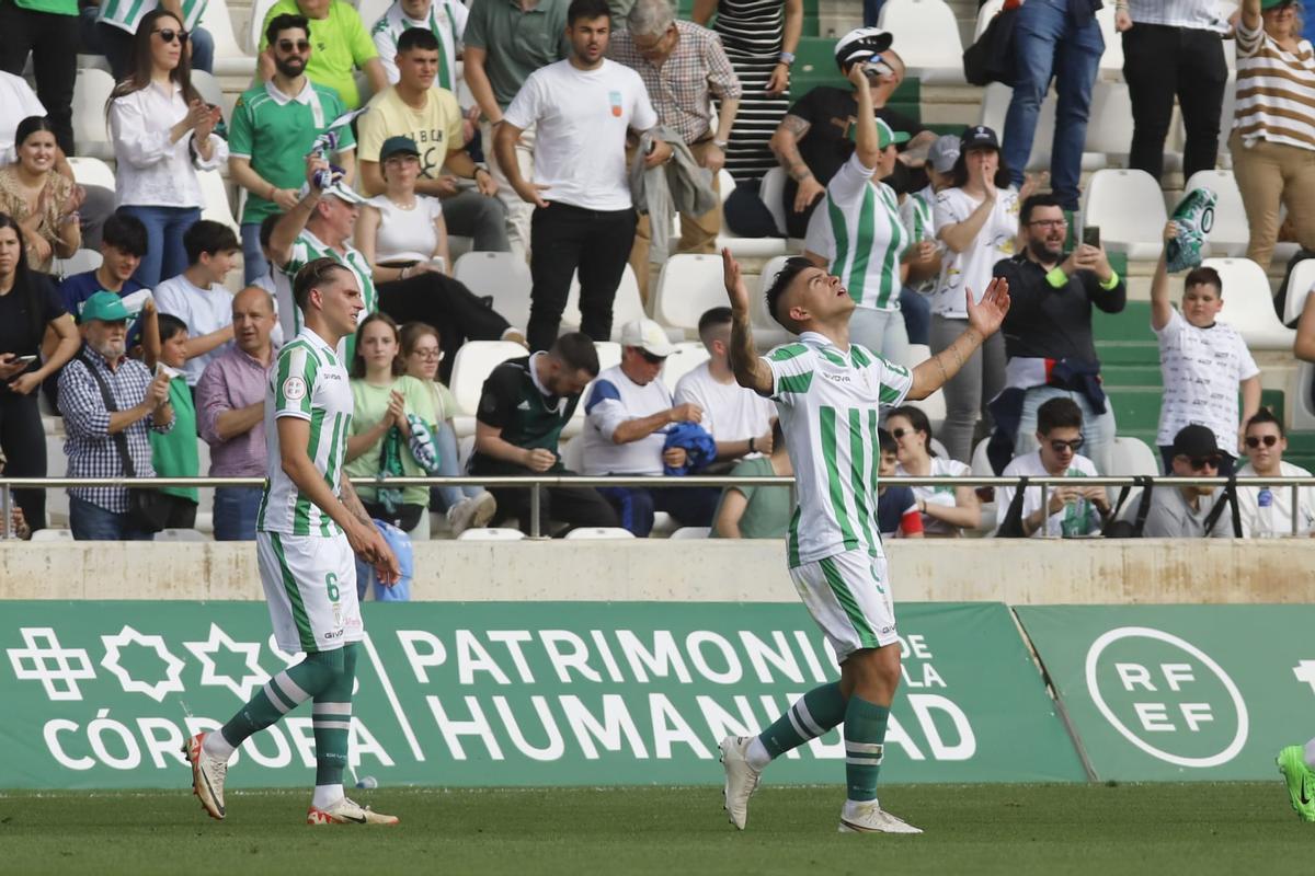 Kuki Zalazar celebra el gol de la victoria del Córdoba CF ante el San Fernando, este sábado.