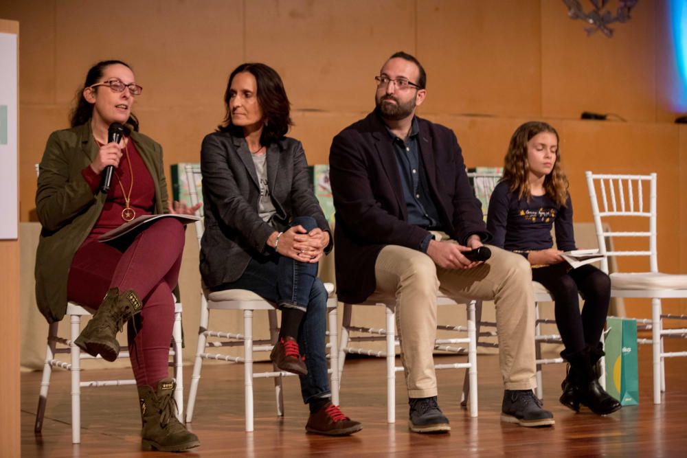 Presentación del album de cromos femenino de Teika