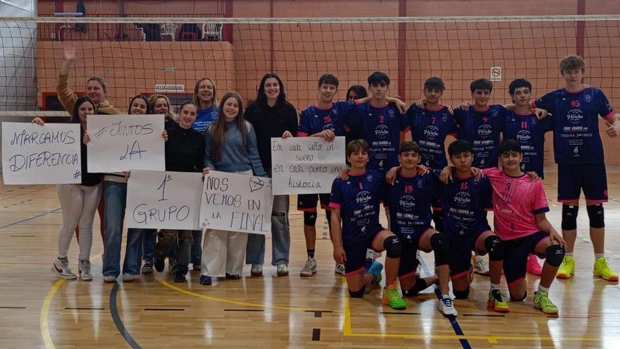El cadete masculino del CV Gandia junto a un grupo de seguidoras