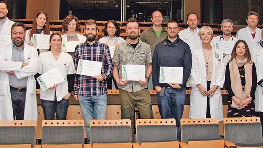 Foto de familia de los premiados por los trabajos de investigación realizados el año pasado, ayer en el salón de actos del hospital.